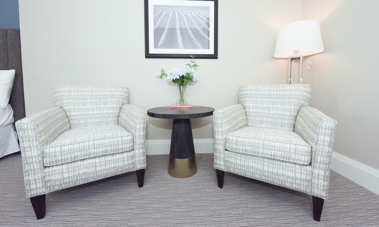 124 On Queen Hotel & Spa Niagara-on-the-Lake Exteriér fotografie A pair of club chairs