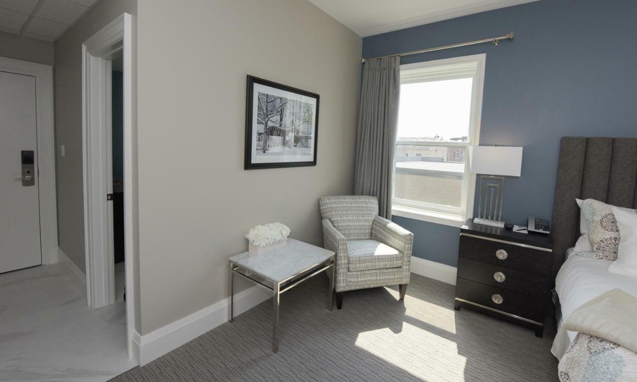124 On Queen Hotel & Spa Niagara-on-the-Lake Exteriér fotografie A bedroom at the hotel