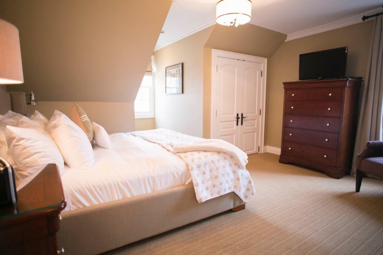 124 On Queen Hotel & Spa Niagara-on-the-Lake Exteriér fotografie A bedroom at the Inn at the Opera