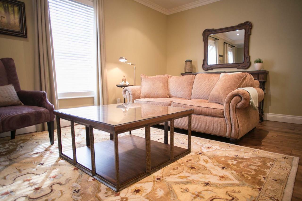 124 On Queen Hotel & Spa Niagara-on-the-Lake Exteriér fotografie A living room with a sofa