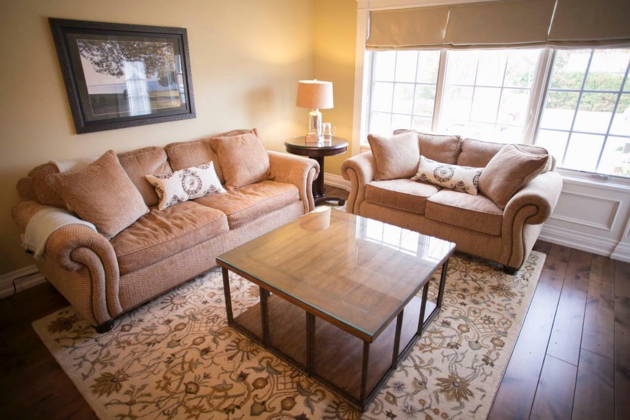 124 On Queen Hotel & Spa Niagara-on-the-Lake Exteriér fotografie A living room with a coffee table