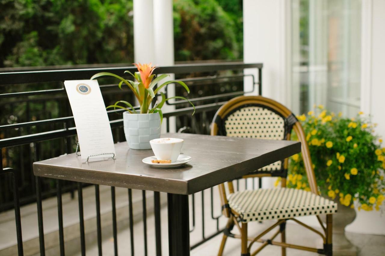 124 On Queen Hotel & Spa Niagara-on-the-Lake Exteriér fotografie A bistro table and chair