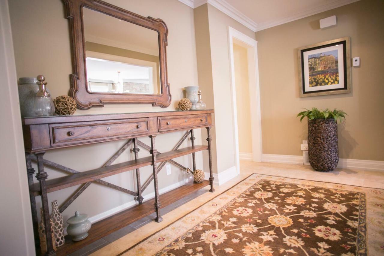 124 On Queen Hotel & Spa Niagara-on-the-Lake Exteriér fotografie A console table