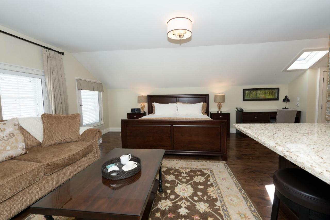 124 On Queen Hotel & Spa Niagara-on-the-Lake Exteriér fotografie A bedroom in a typical apartment