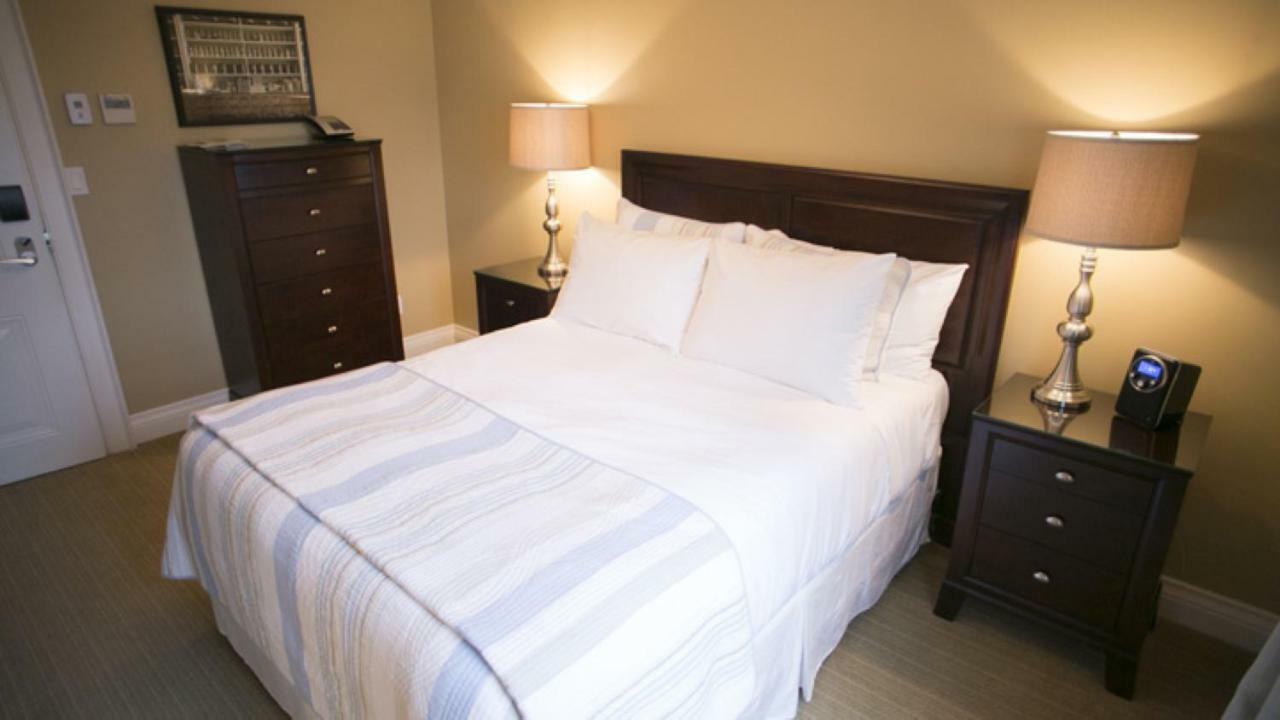 124 On Queen Hotel & Spa Niagara-on-the-Lake Exteriér fotografie A bed with a duvet