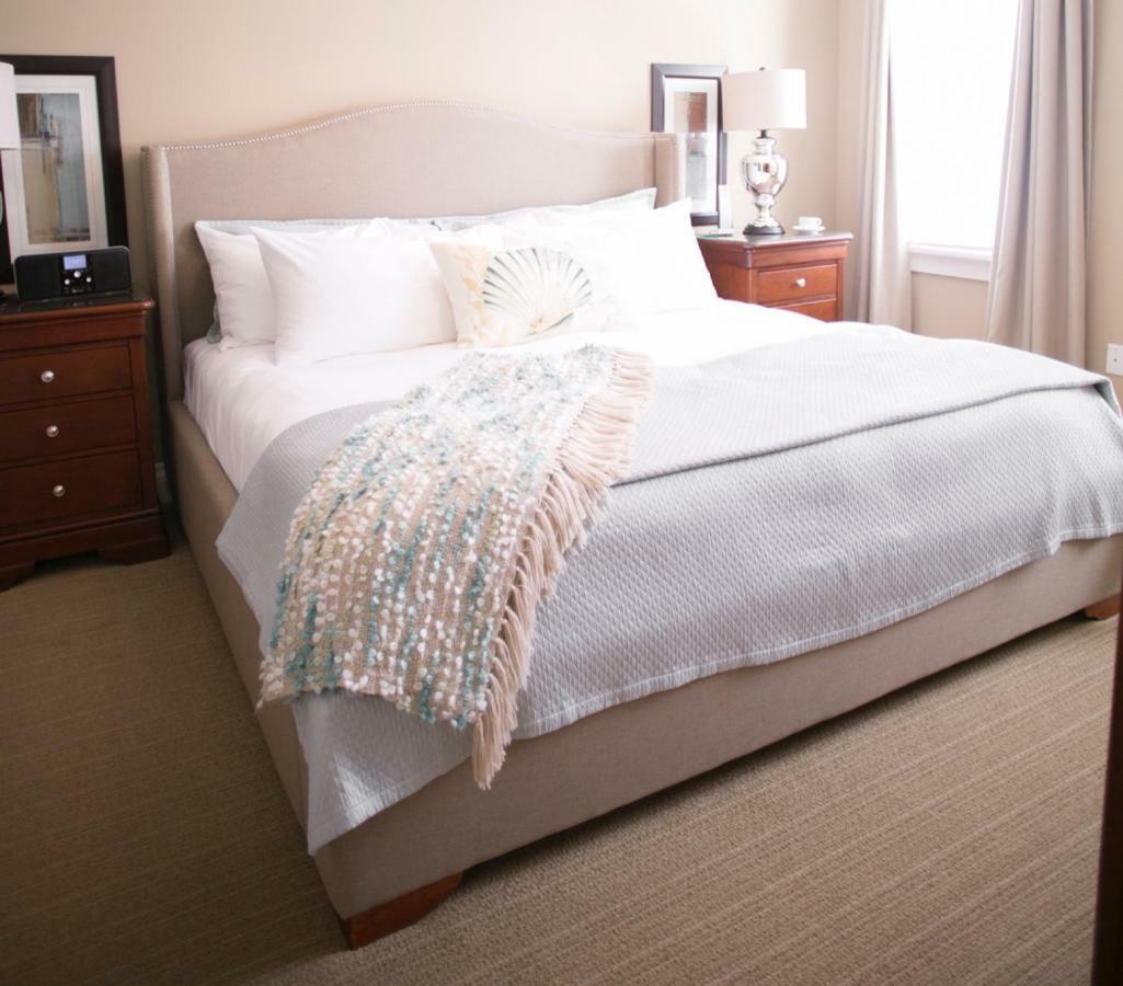 124 On Queen Hotel & Spa Niagara-on-the-Lake Exteriér fotografie A bed with a throw