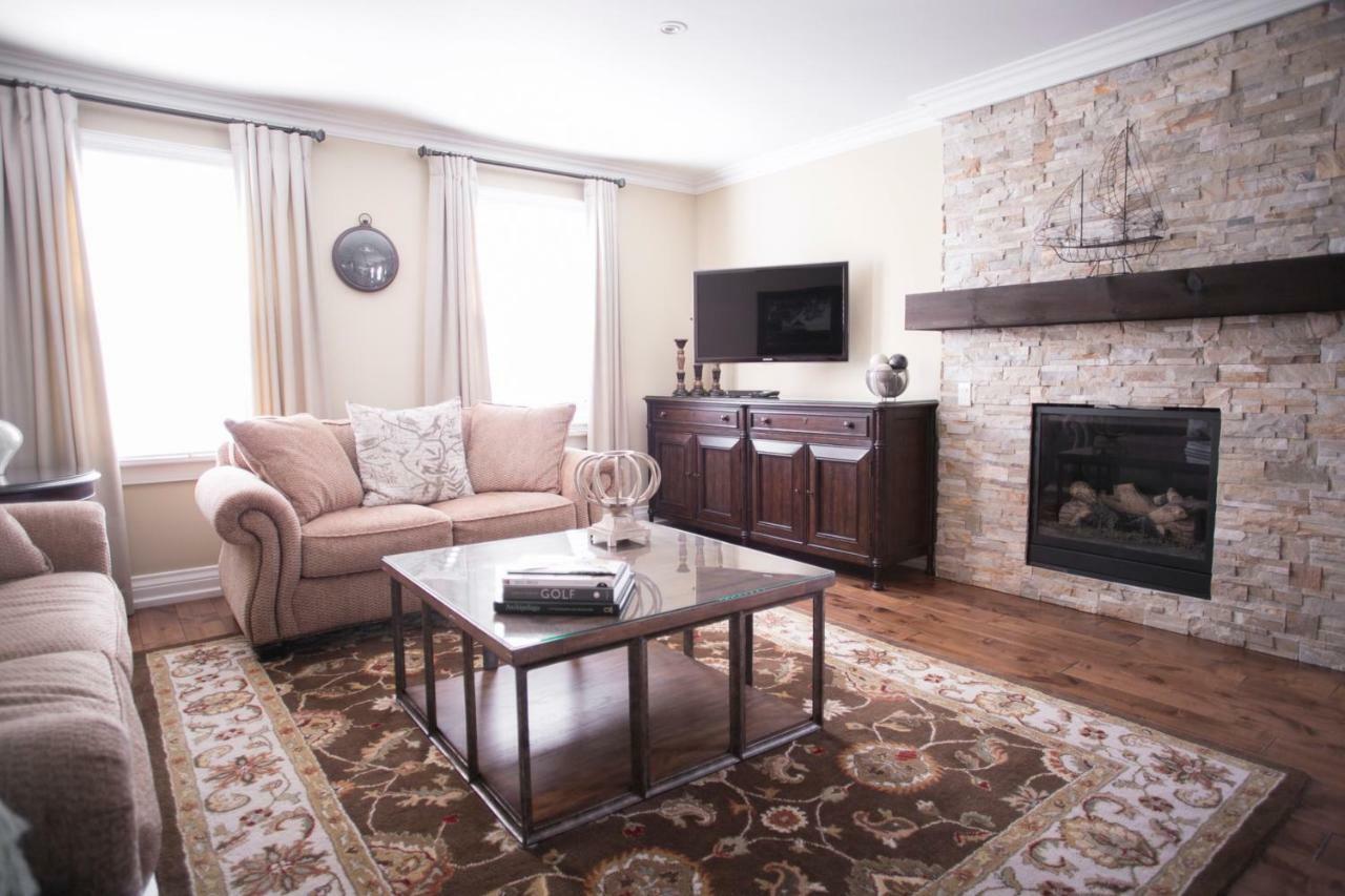 124 On Queen Hotel & Spa Niagara-on-the-Lake Exteriér fotografie A living room with a fireplace