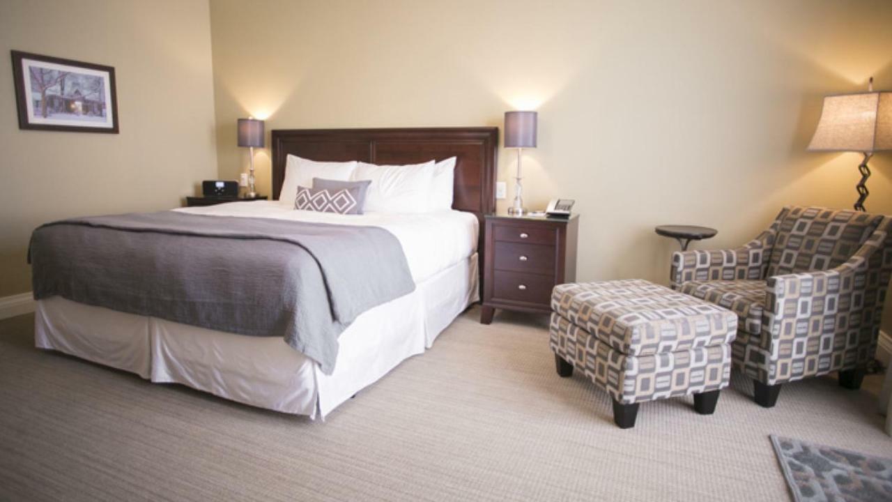 124 On Queen Hotel & Spa Niagara-on-the-Lake Exteriér fotografie A guest room at the Inn at Laurel Point